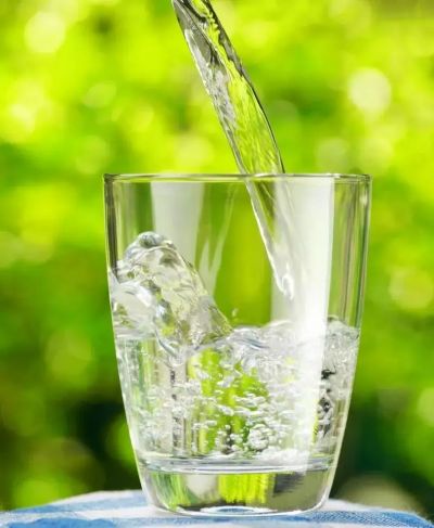 饮水过量也会引起水中毒吗？每天每人喝多少水合适？